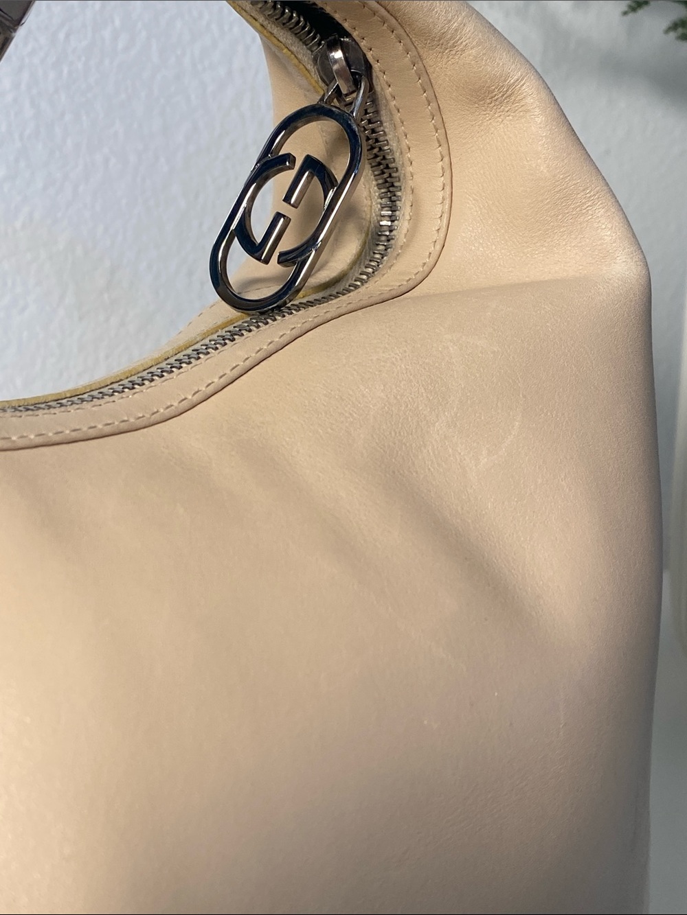 GUCCI 1990’s Tom Ford Calfskin Leather Shoulder Bag In Ivory - Picture 16 of 17